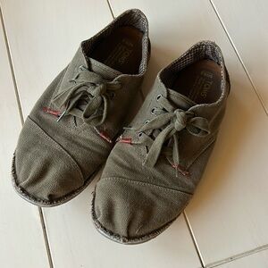 TOMS Olive Green Canvas Lace Up Shoes